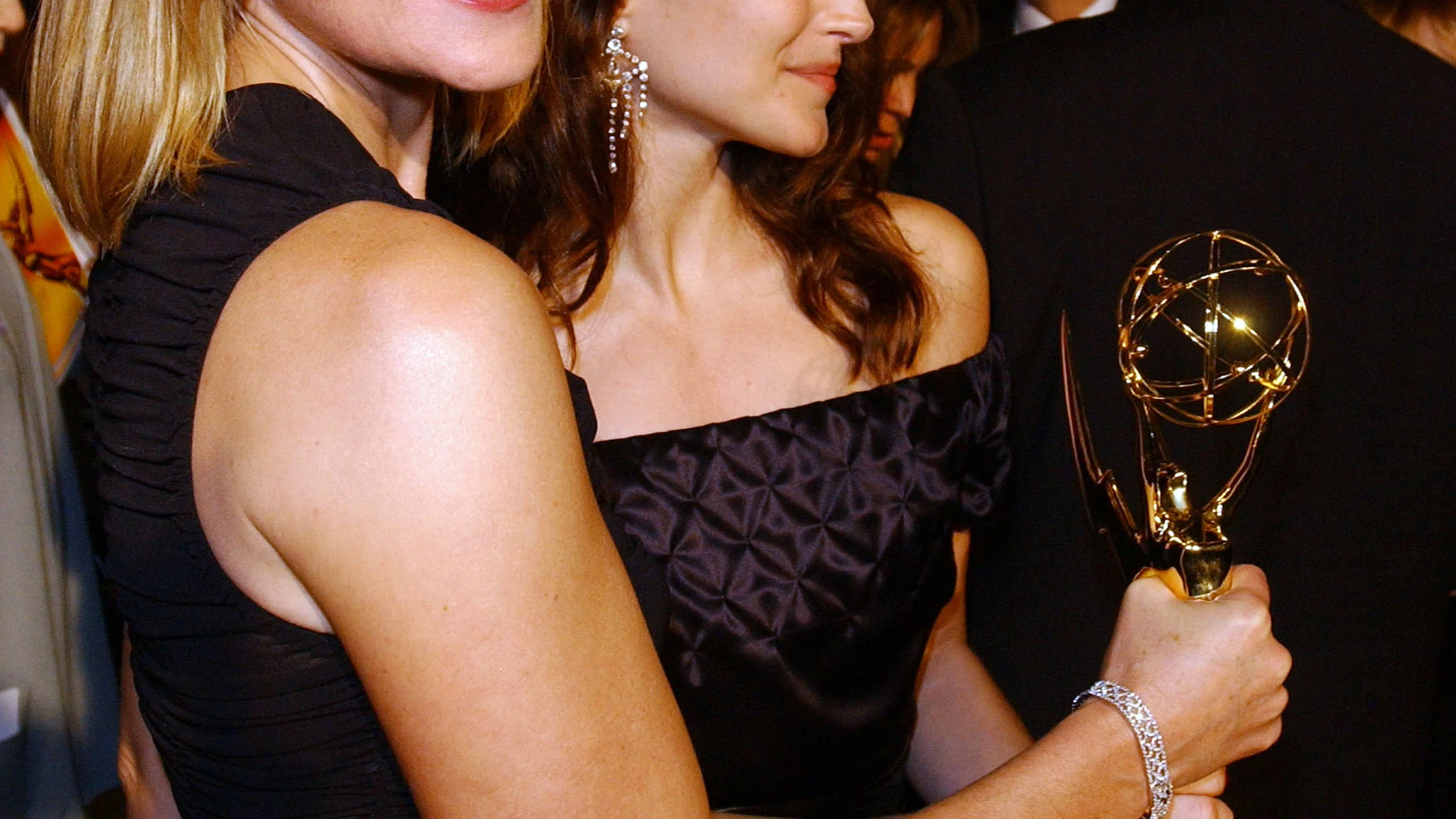Kim Cattrall y Kristin Davis tras recibir un Emmy por 'Sexo en Nueva York'