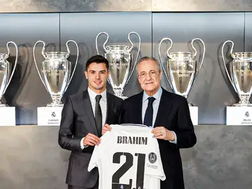 Brahim Díaz posa junto a Florentino Pérez Brahim Díaz posa junto a Florentino Pérez