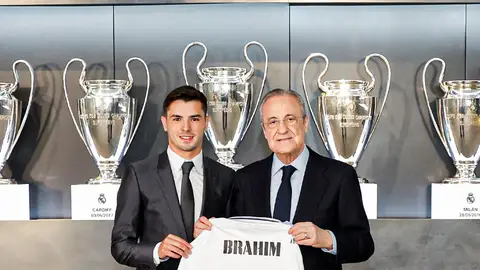 Brahim Díaz posa junto a Florentino Pérez Brahim Díaz posa junto a Florentino Pérez