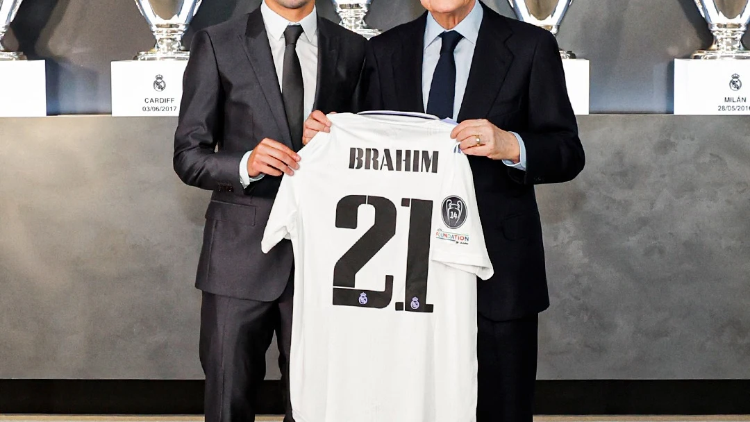 Brahim Díaz posa junto a Florentino Pérez Brahim Díaz posa junto a Florentino Pérez