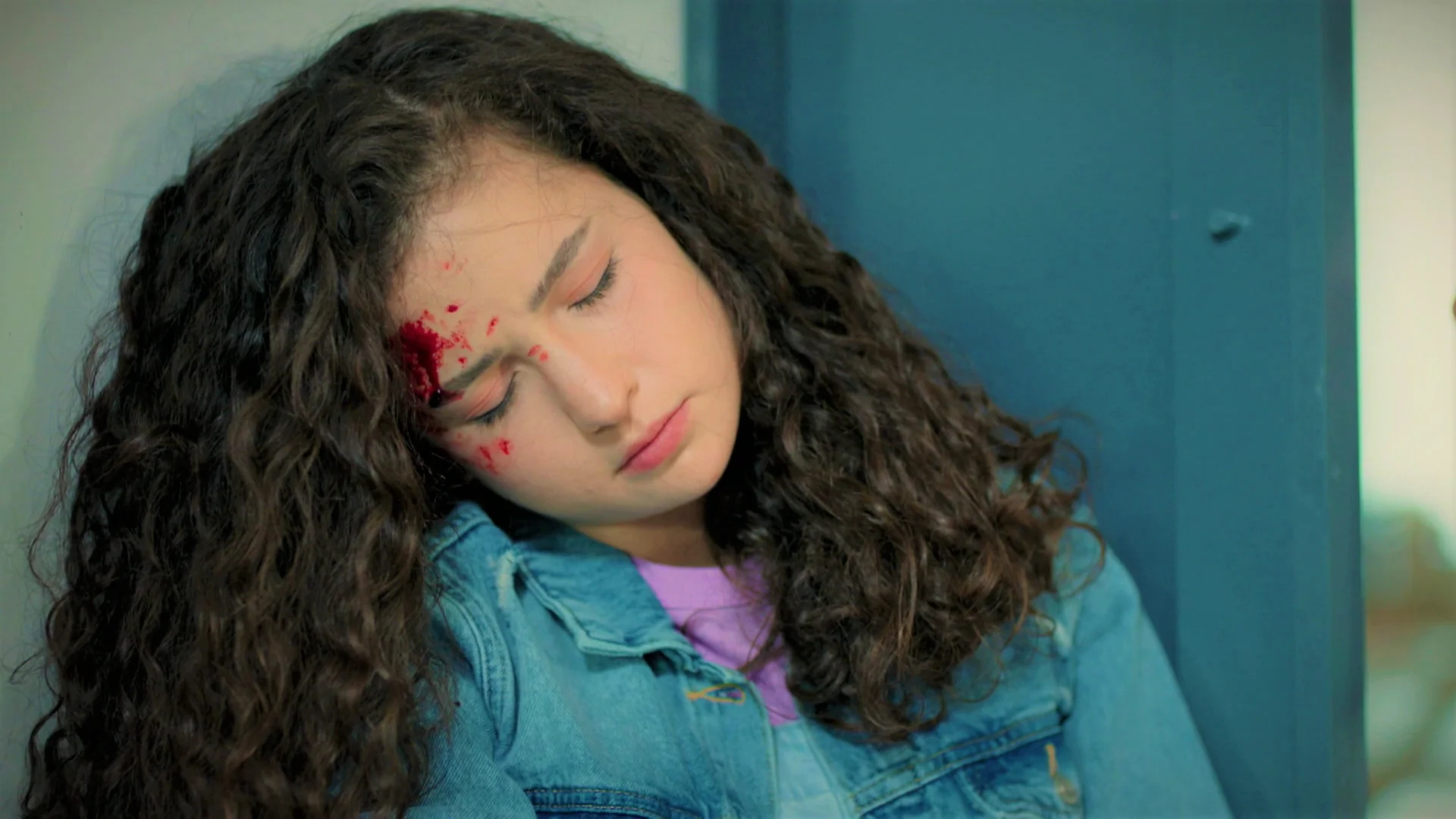 Las primas Eren tienen una fuerte discusión y Aybike acaba teniendo un accidente… ¿se recuperará? Las primas Eren tienen una fuerte discusión y Aybike acaba teniendo un accidente… ¿se recuperará?