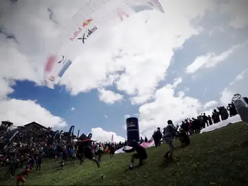 Así es la Red Bull X-Alps, la carrera de parapente más dura del mundo