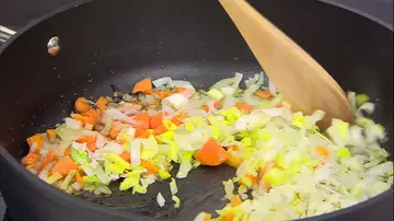 Pon a pochar las verduras troceadas
