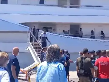 Supervivientes descienden del barco que les rescató