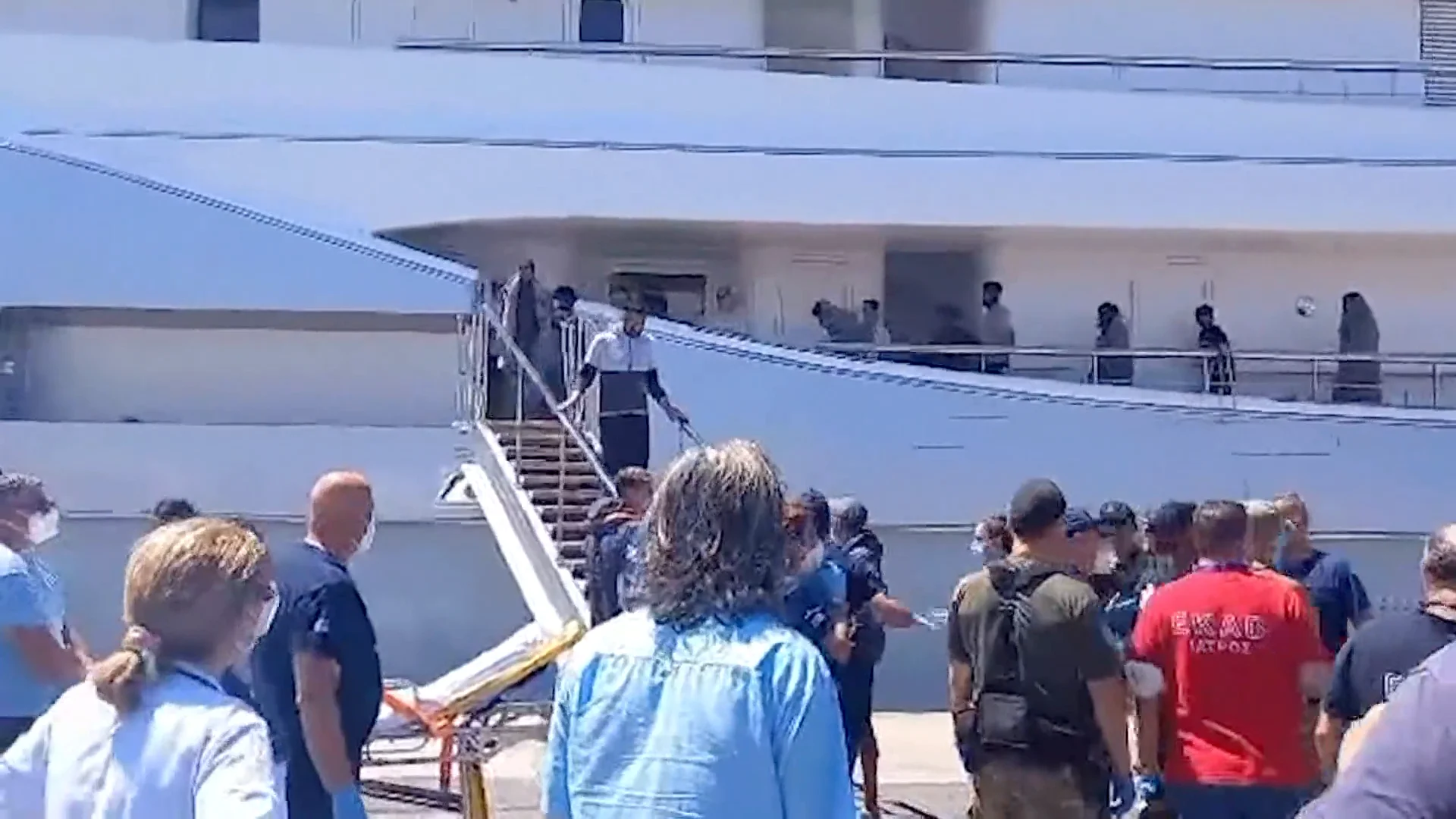 Supervivientes descienden del barco que les rescató Supervivientes descienden del barco que les rescató