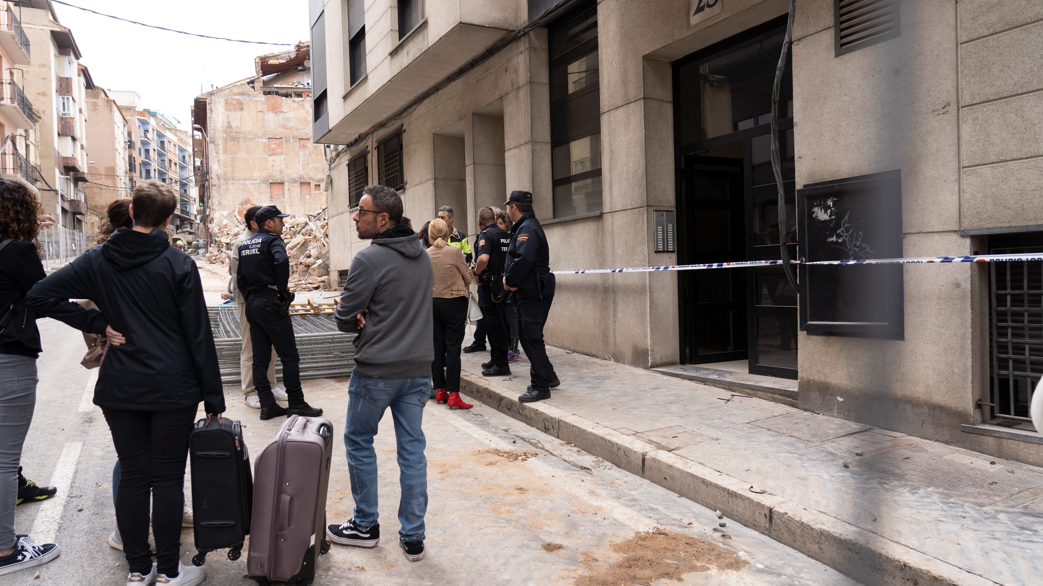 Vecinos de los edificios colindantes al edificio de cinco plantas Vecinos de los edificios colindantes al edificio de cinco plantas