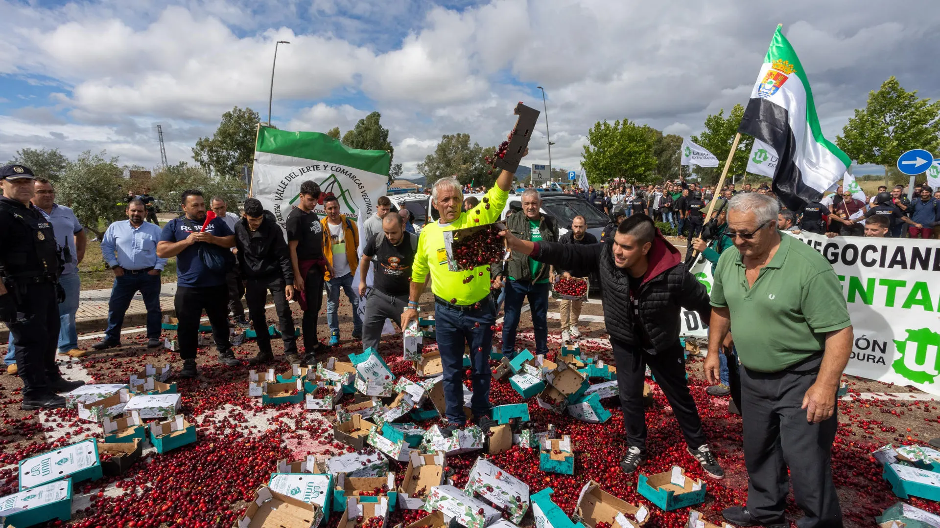 Productores de cereza se concentran en protesta por las condiciones y las coberturas del seguro de este producto Productores de cereza se concentran en protesta por las condiciones y las coberturas del seguro de este producto