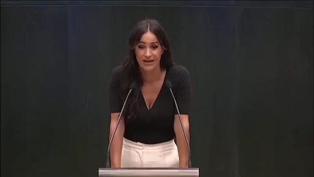Bego&ntilde;a Villac&iacute;s se despide de la pol&iacute;tica con un emotivo discurso