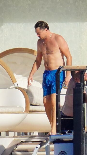 Leonardo DiCaprio en un yate en Ibiza tras darse un baño en el mar Mediterráneo