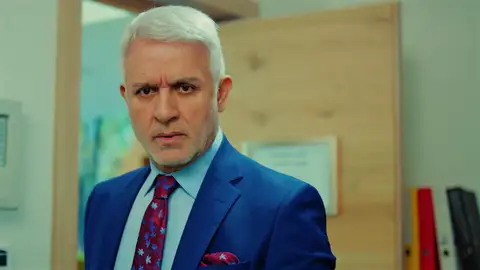 Halit descubre que Yildiz ha estado en el mismo hotel que Kemal, ¿qué pasará ahora? Halit descubre que Yildiz ha estado en el mismo hotel que Kemal, ¿qué pasará ahora?