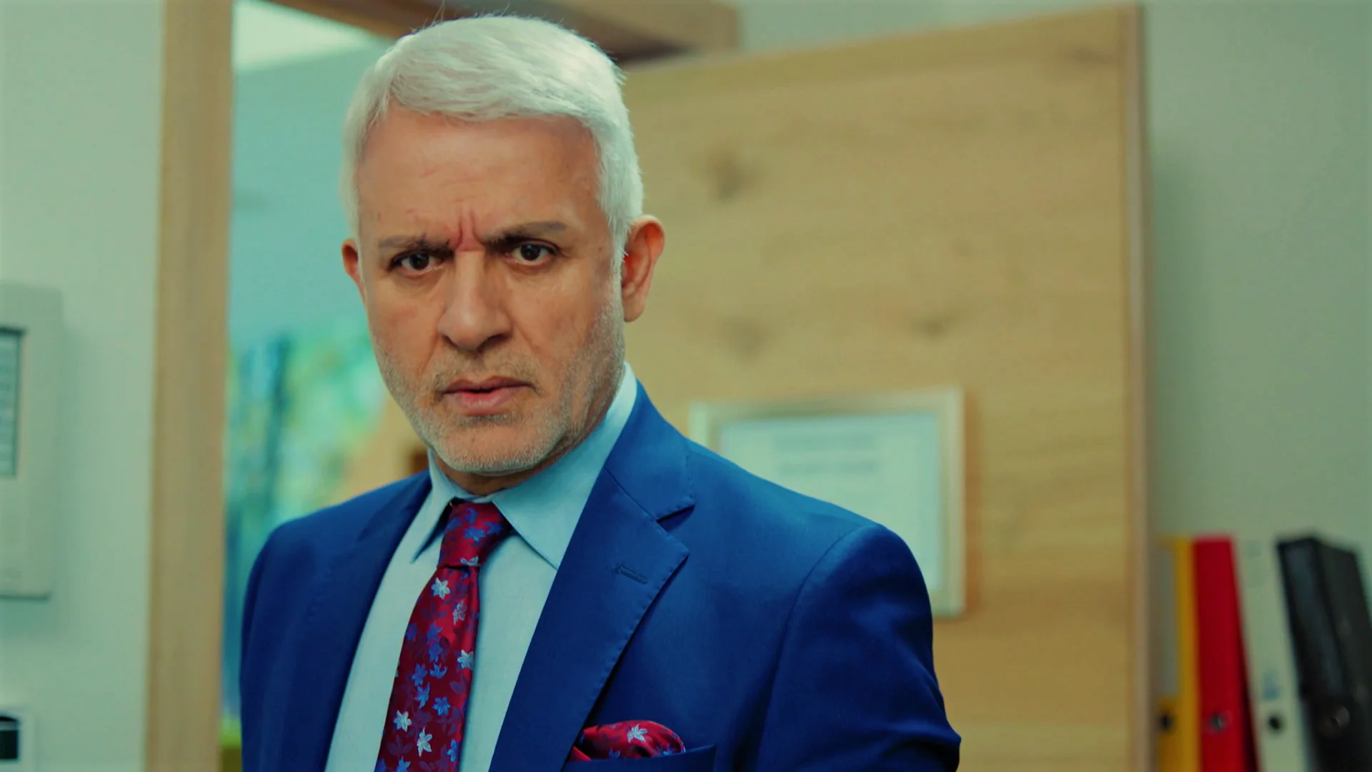 Halit descubre que Yildiz ha estado en el mismo hotel que Kemal, ¿qué pasará ahora? Halit descubre que Yildiz ha estado en el mismo hotel que Kemal, ¿qué pasará ahora?