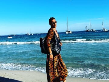 Joaquín bromea con un bolso en Ibiza