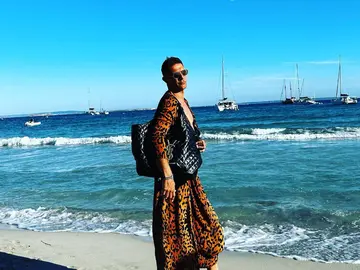 Joaquín bromea con un bolso en Ibiza Joaquín bromea con un bolso en Ibiza