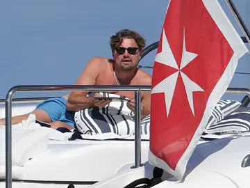 Leonardo DiCaprio disfrutando de sus vacaciones en yate Leonardo DiCaprio disfrutando de sus vacaciones en yate