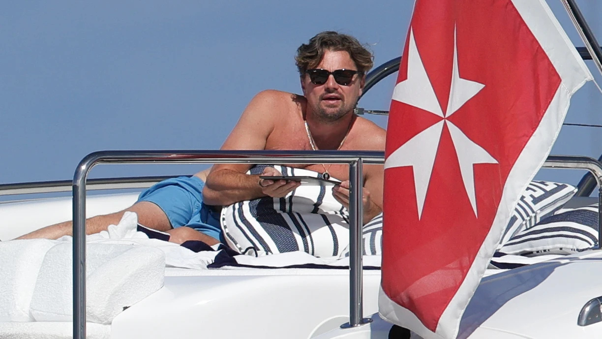 Leonardo DiCaprio disfrutando de sus vacaciones en yate