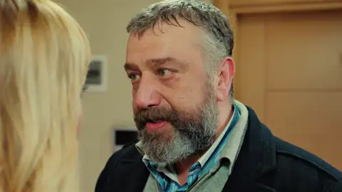 El padre de Yildiz vuelve a amenazar a Asuman: si no vende pronto la casa… ¡la matará! El padre de Yildiz vuelve a amenazar a Asuman: si no vende pronto la casa… ¡la matará!