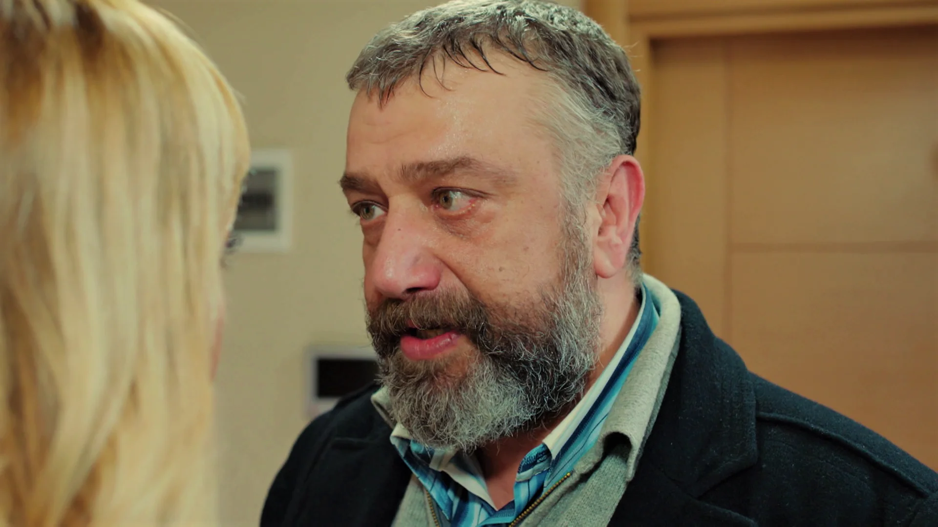 El padre de Yildiz vuelve a amenazar a Asuman: si no vende pronto la casa… ¡la matará! El padre de Yildiz vuelve a amenazar a Asuman: si no vende pronto la casa… ¡la matará!