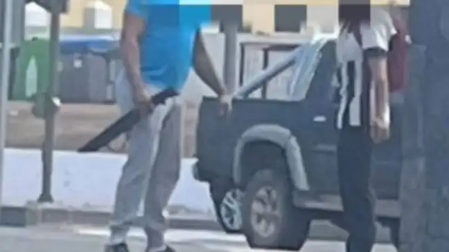 Un hombre se pasea con un machete de grandes dimensiones por Arrecife Un hombre se pasea con un machete de grandes dimensiones por Arrecife