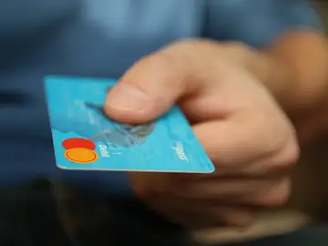 Persona con tarjeta de débito Persona con tarjeta de débito