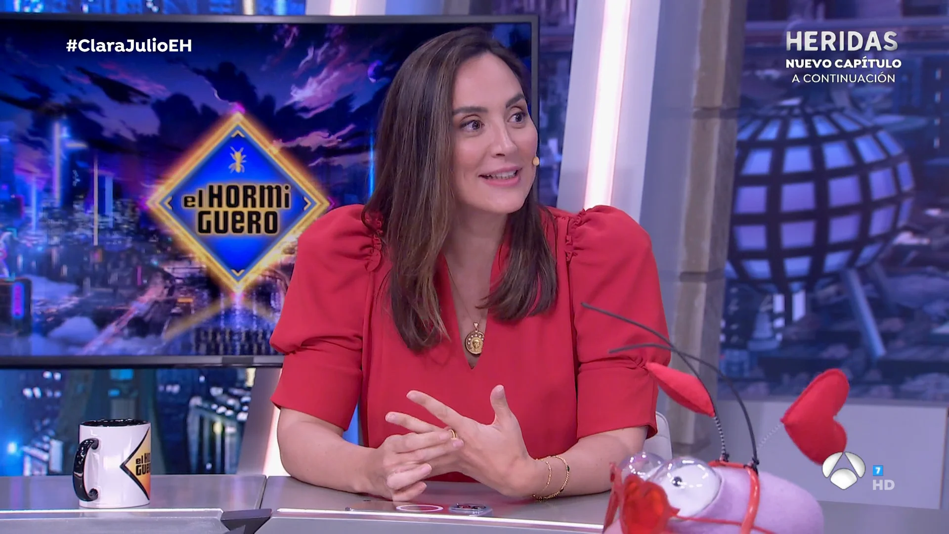 Tamara Falcó revela una exclusiva sobre su vestido de boda: ¡Hay 19 personas trabajando en los encajes! Tamara Falcó revela una exclusiva sobre su vestido de boda: ¡Hay 19 personas trabajando en los encajes!