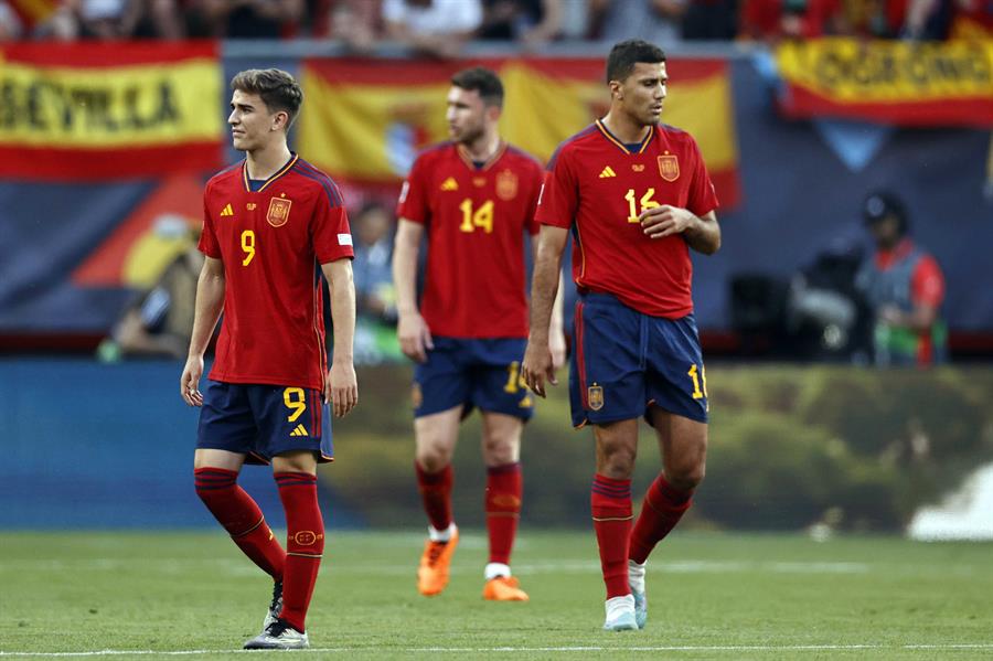 Gavi, Laporte y Rodri durante el partido