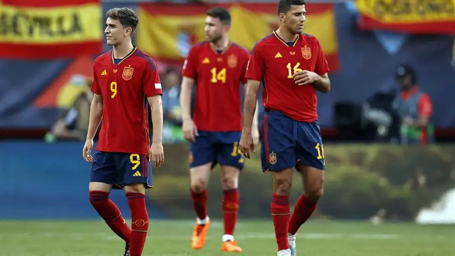 Gavi, Laporte y Rodri durante el partido