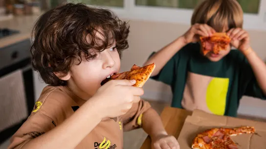 Niños comiendo pizza Niños comiendo pizza