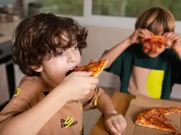 Niños comiendo pizza Niños comiendo pizza