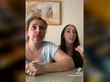 Madre e hija reaccionan a las notas de la EBAU