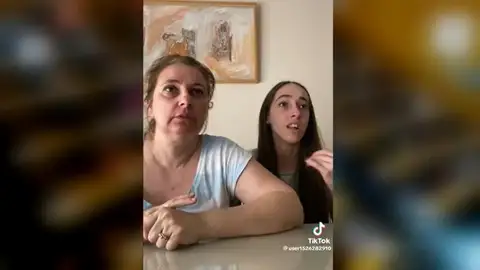 Madre e hija reaccionan a las notas de la EBAU Madre e hija reaccionan a las notas de la EBAU