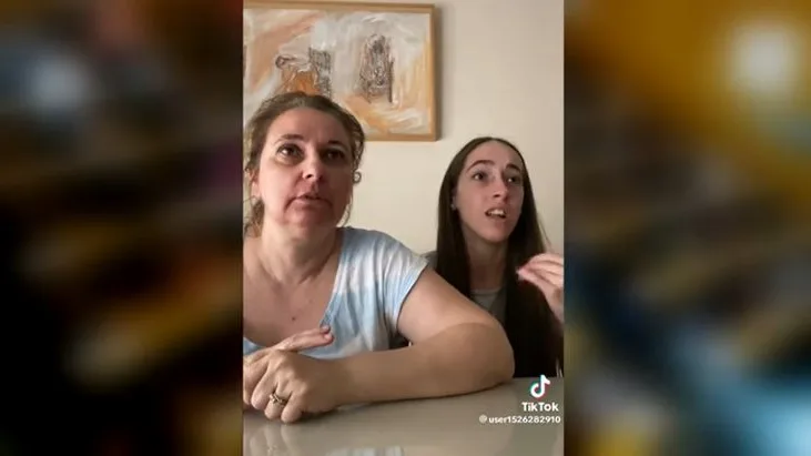 Madre e hija reaccionan a las notas de la EBAU