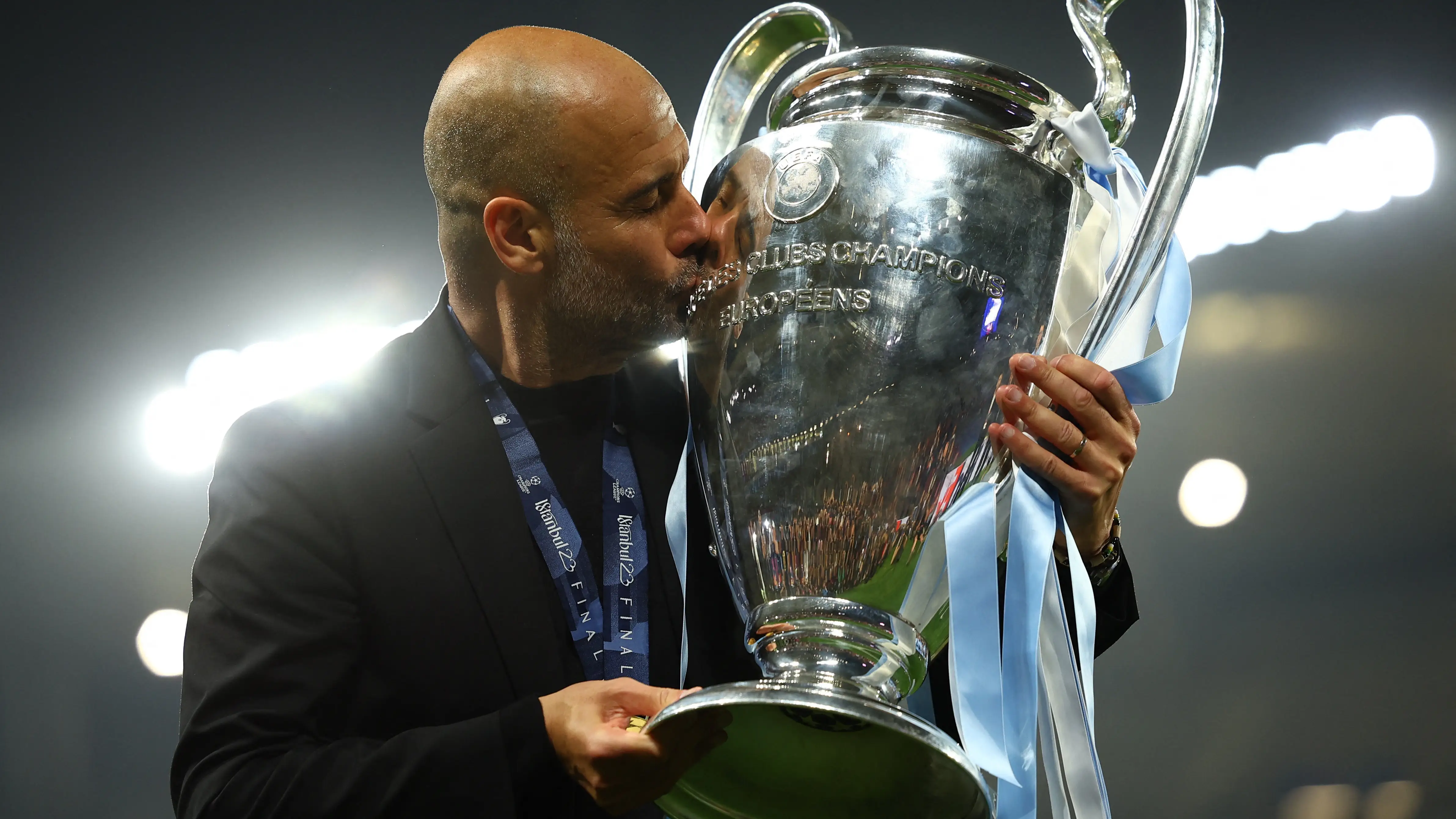 Pep Guardiola posa con la Champions conquistada con el City Pep Guardiola posa con la Champions conquistada con el City