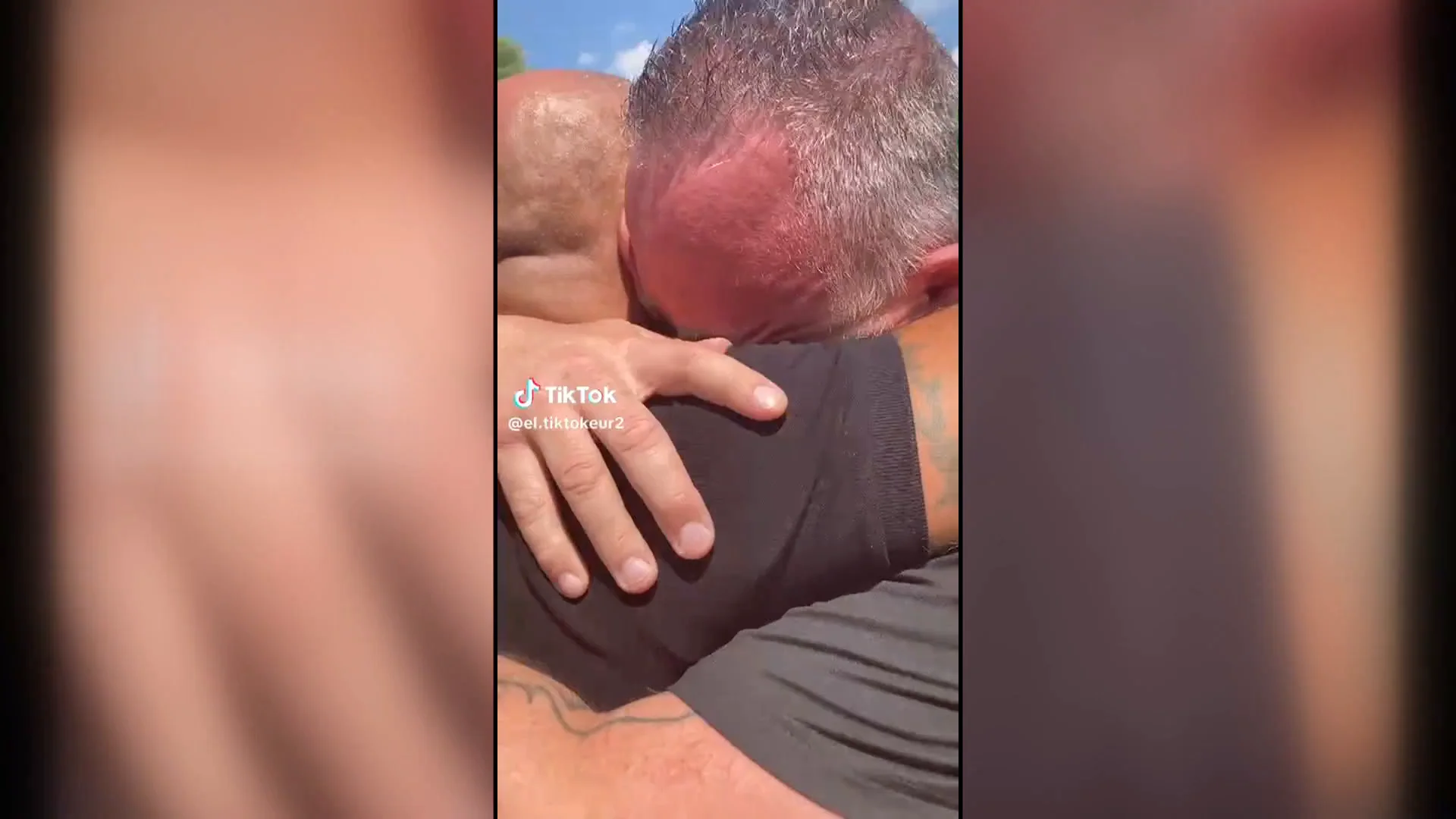 Llega en helicóptero a su funeral Llega en helicóptero a su funeral