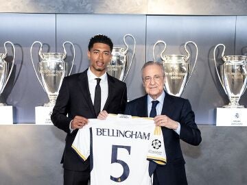 Jude Bellingham posa con su nueva camiseta junto a Florentino Pérez