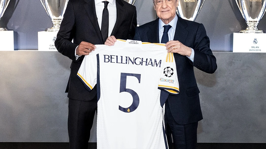 Jude Bellingham posa con su nueva camiseta junto a Florentino Pérez Jude Bellingham posa con su nueva camiseta junto a Florentino Pérez