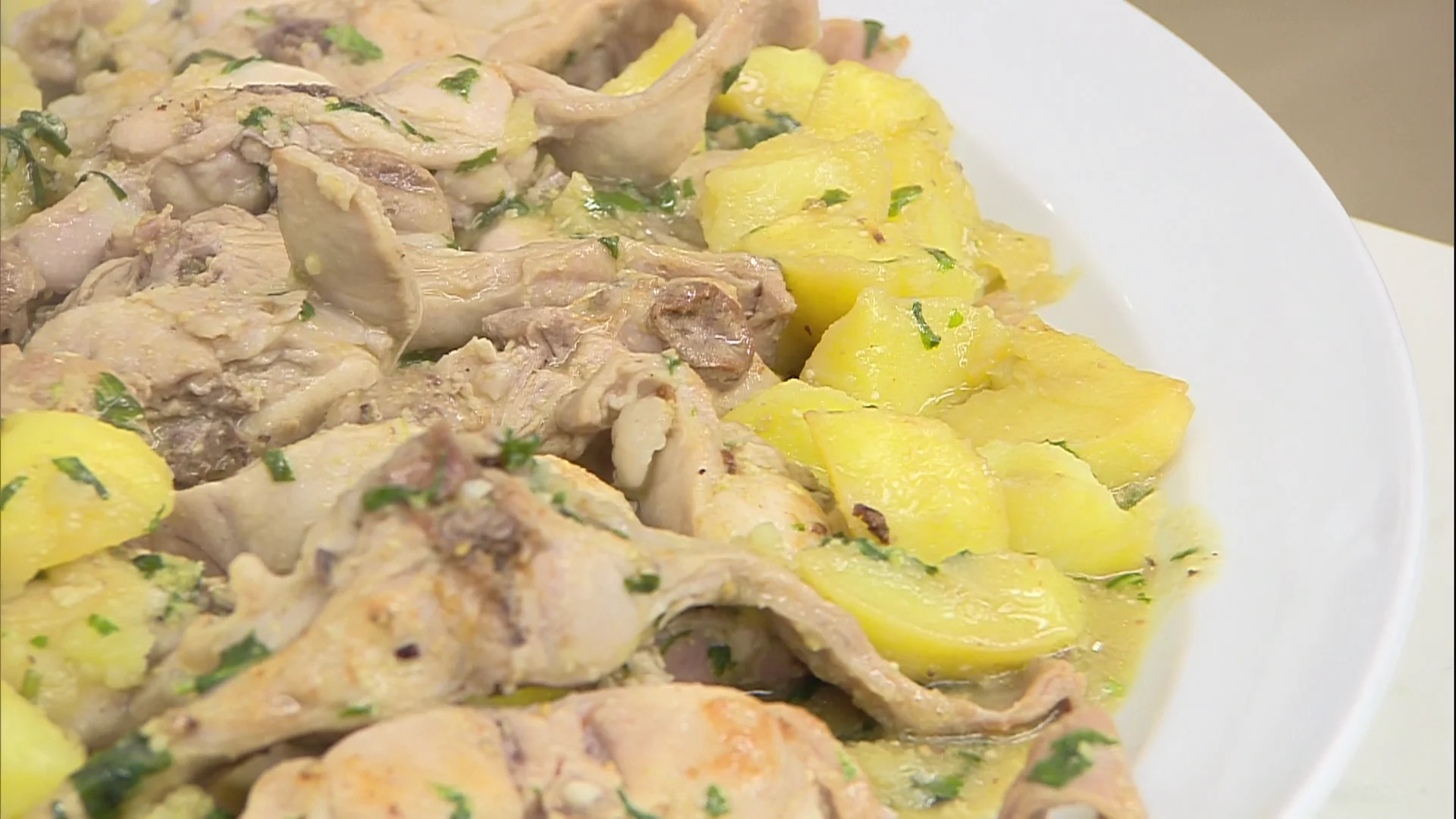 Receta f&aacute;cil, sencilla y fabulosa de Karlos Argui&ntilde;ano: carne de conejo a la albahaca con patatas