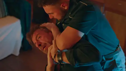 Cris se enfrenta a Lucho para defender a Yolanda y acaban pegándose una paliza Cris se enfrenta a Lucho para defender a Yolanda y acaban pegándose una paliza