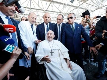 El Papa a su salida del hospital