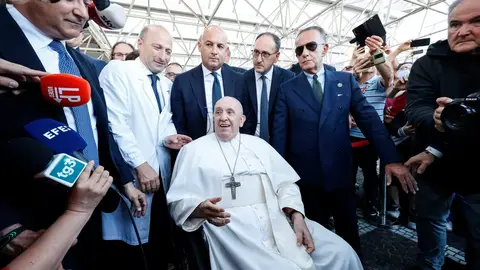 El Papa a su salida del hospital