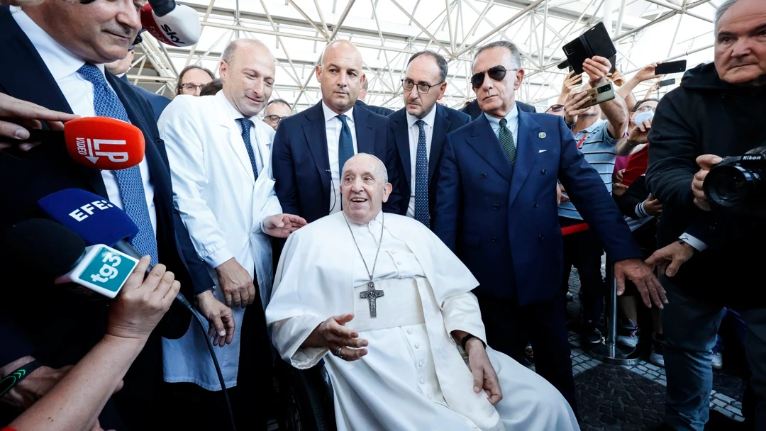 El Papa a su salida del hospital