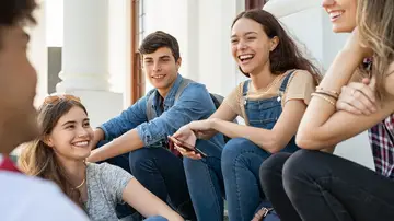Un grupo de adolescentes hablando