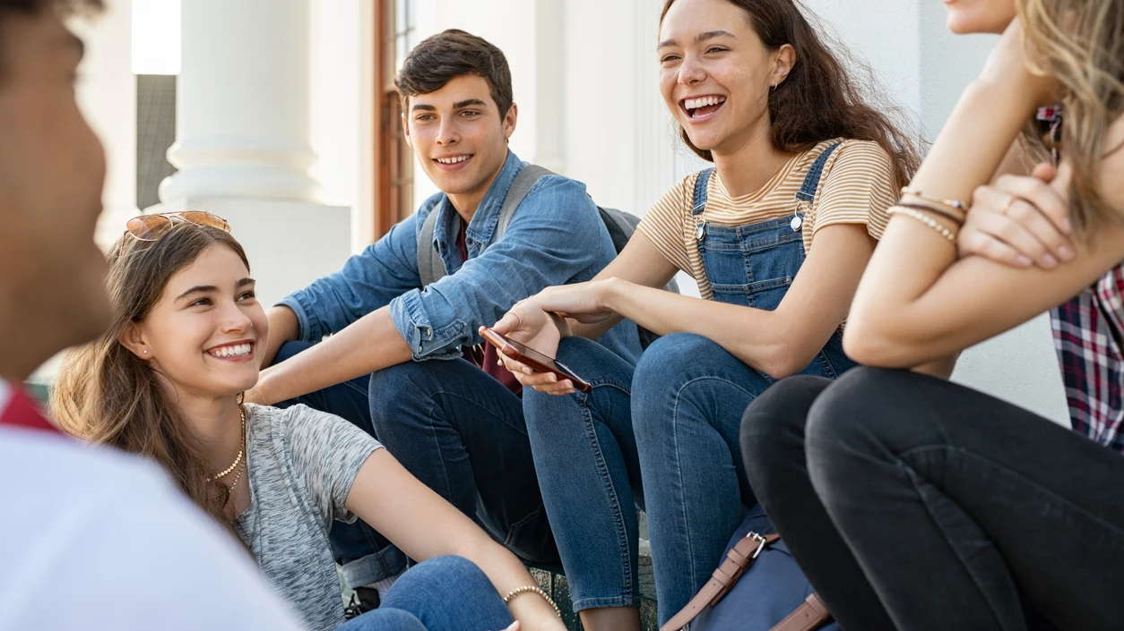 Un grupo de adolescentes hablando