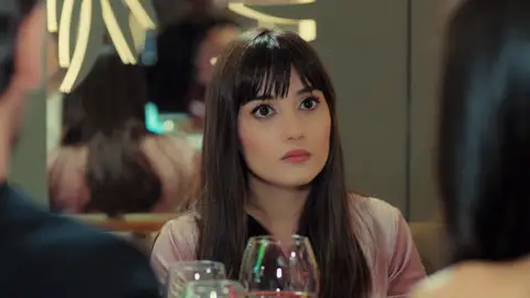 ¡Momento incómodo para Zeynep! Cena con Dündar pero se unen Alihan y su amiga ¡Momento incómodo para Zeynep! Cena con Dündar pero se unen Alihan y su amiga