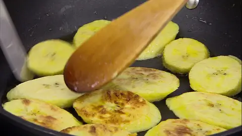 Pela el plátano y trocéalo para freírlo Pela el plátano y trocéalo para freírlo