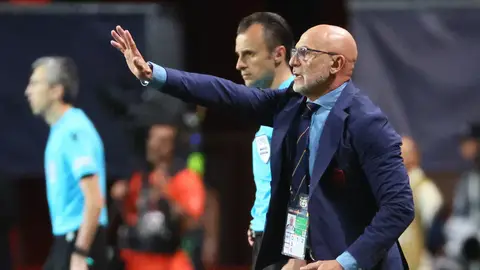 Luis de la Fuente da indicaciones en el duelo ante Italia Luis de la Fuente da indicaciones en el duelo ante Italia