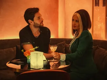 Ben Barnes y Salma Hayek en 'Black Mirror' Ben Barnes y Salma Hayek en 'Black Mirror'