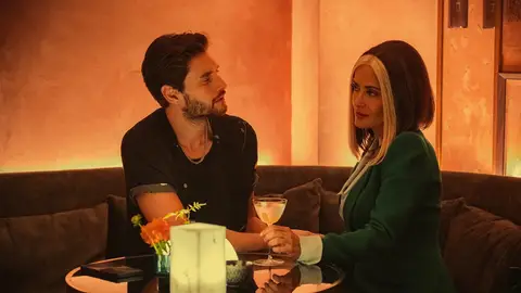 Ben Barnes y Salma Hayek en 'Black Mirror' Ben Barnes y Salma Hayek en 'Black Mirror'