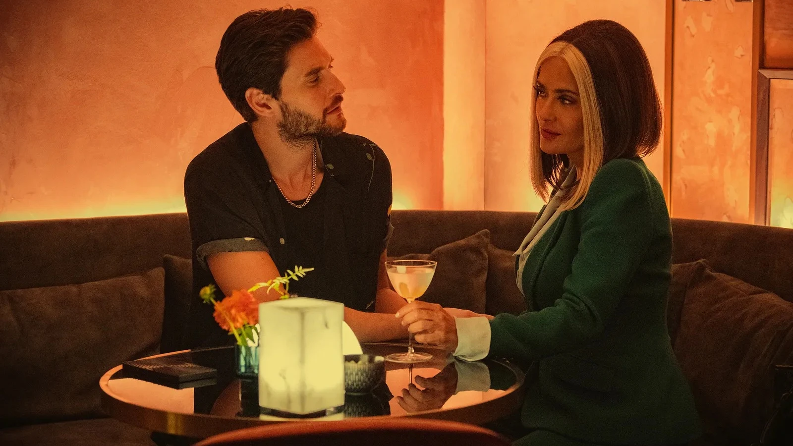 Ben Barnes y Salma Hayek en 'Black Mirror' Ben Barnes y Salma Hayek en 'Black Mirror'
