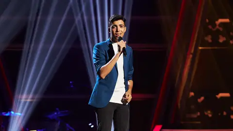 La voz de Álvaro transporta a otra época cantando un tema de Frank Sinatra La voz de Álvaro transporta a otra época cantando un tema de Frank Sinatra