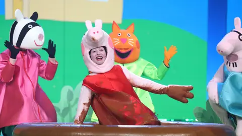 La mayor gamberrada de Susi Caramelo: se tira al barro porque ‘Ella es Peppa Pig’ La mayor gamberrada de Susi Caramelo: se tira al barro porque ‘Ella es Peppa Pig’